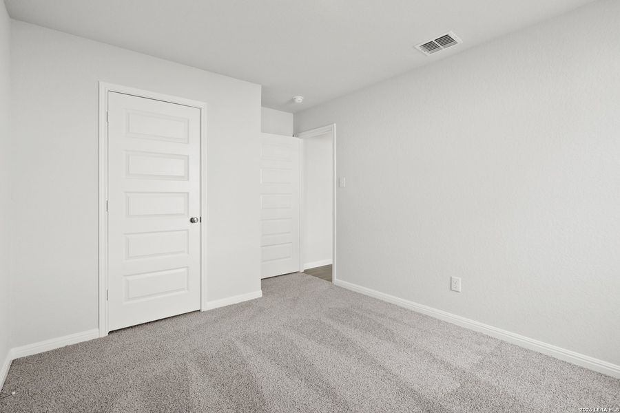 Spacious, unfurnished interior of a new home in Hunters Ranch, San Antonio (Image 17).