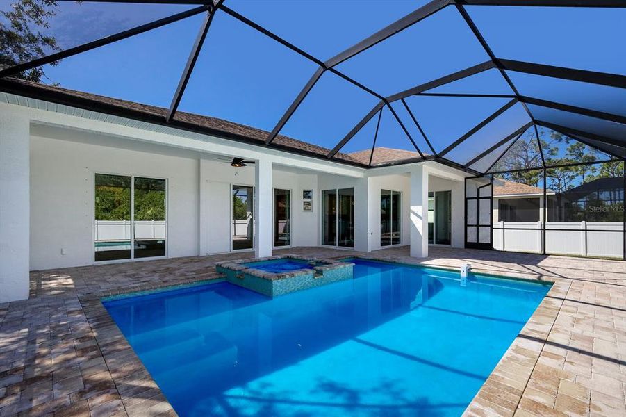 Huge pool deck with two lanai's! Huge pool deck with two lanai's!