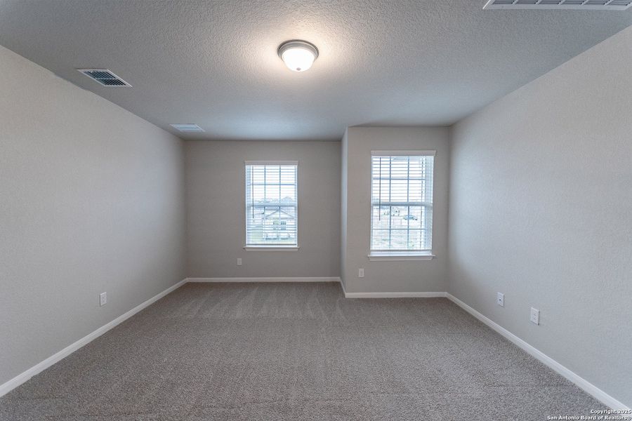 Spacious, unfurnished interior of a new home in Cloud Country, New Braunfels (Image 14).