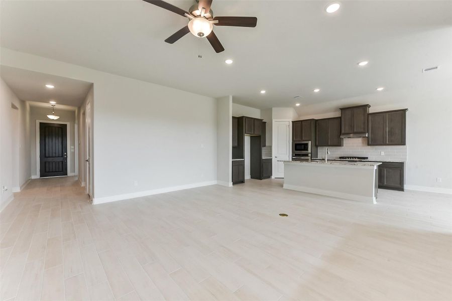 Spacious, unfurnished interior of a new home in , Texas City (Image 19).