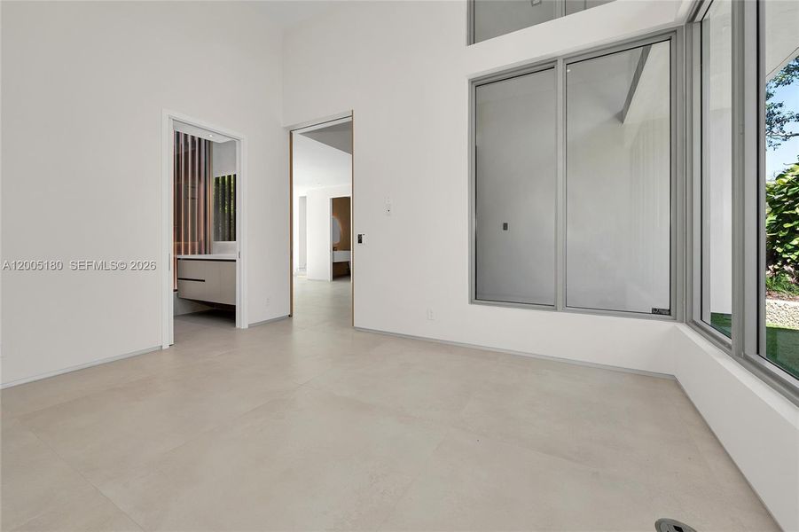 Spacious, unfurnished interior of a new home in , Miami (Image 36).