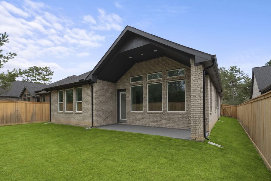 Exterior details and patio area of a home in Kresston, Montgomery (Image 4).
