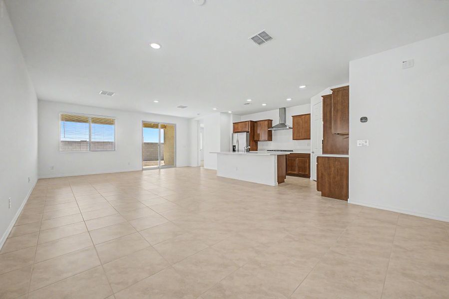 Spacious, unfurnished interior of a new home in Tyler Ranch, Buckeye (Image 8).