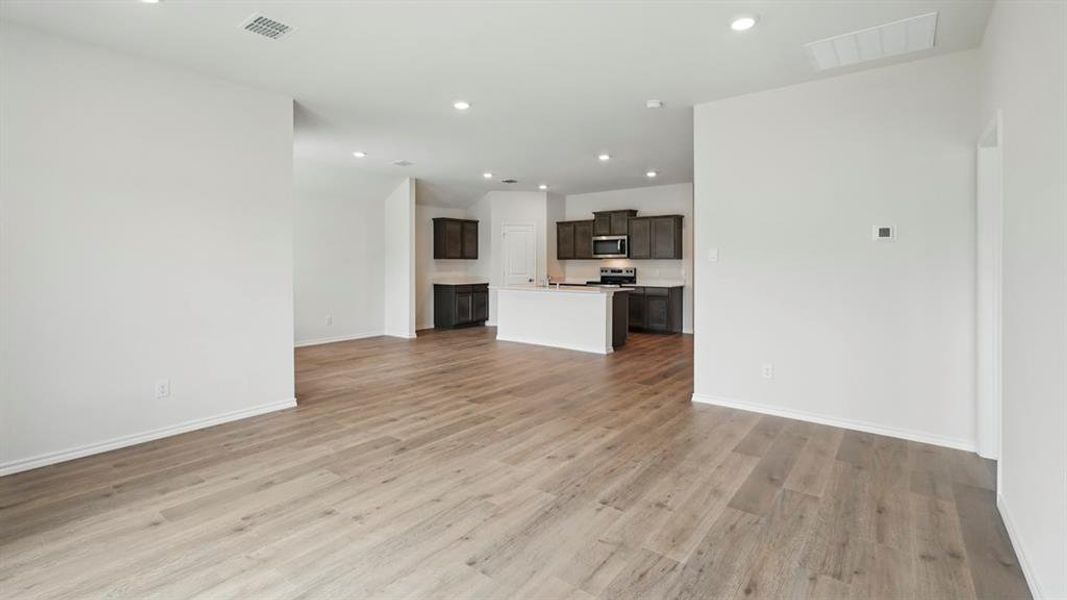 Spacious, unfurnished interior of a new home in Forestbrook Estates, Paris (Image 29).