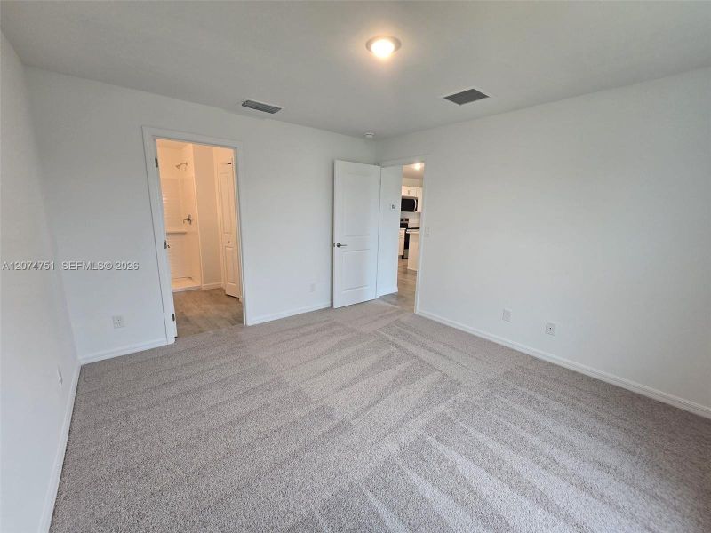 Spacious, unfurnished interior of a new home in , Cape Coral (Image 24).