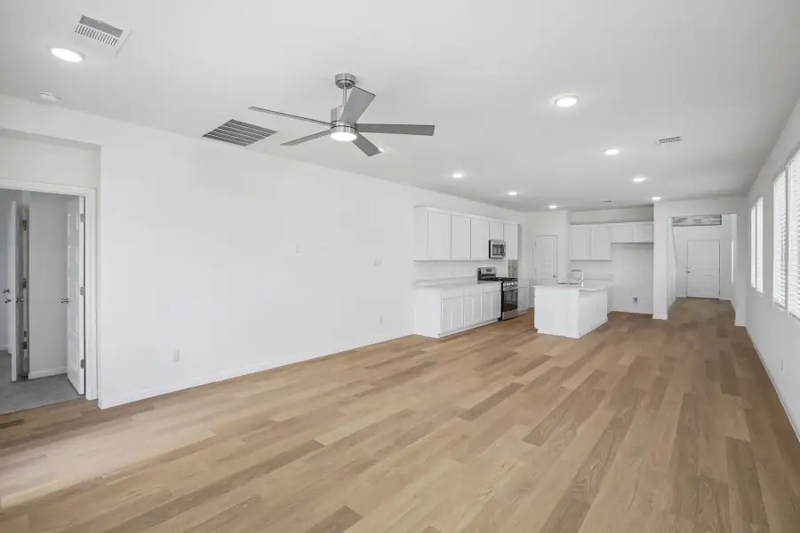Spacious, unfurnished interior of a new home in Trinity Ranch, Elgin (Image 22).