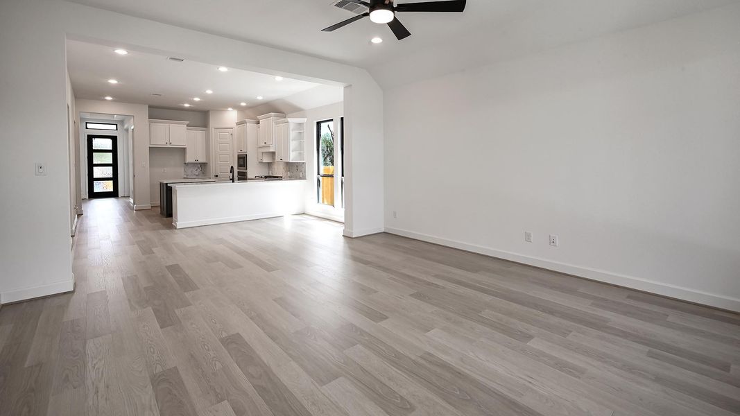 Spacious, unfurnished interior of a new home in 6 Creeks 45', Kyle (Image 22).