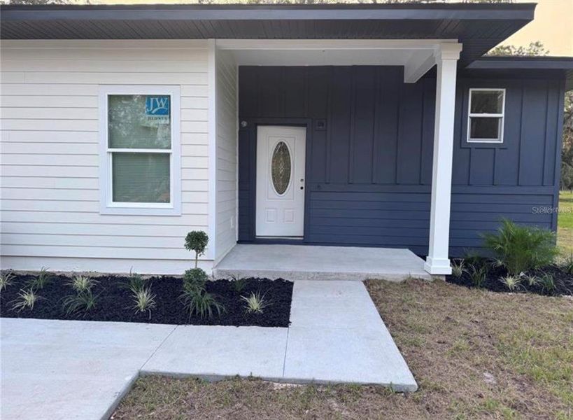 Exterior details and patio area of a home in , Lake Panasoffkee (Image 3).