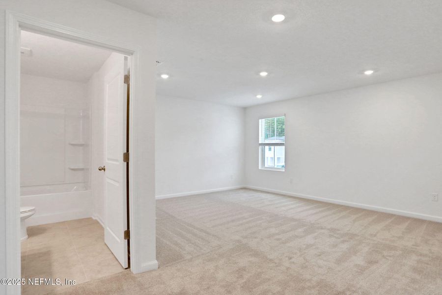 Spacious, unfurnished interior of a new home in Bellbrooke, Jacksonville (Image 17).