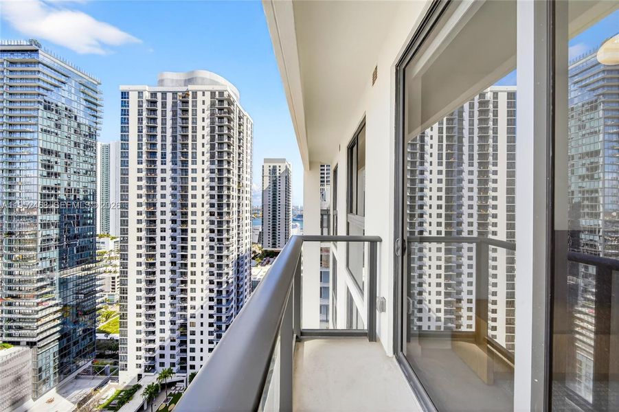 Condo located in Miami, FL showcasing its design and architecture (Image 16).