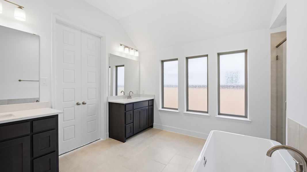 Furnished interior view inside a new home in Myrtle Creek, Waxahachie (Image 14).