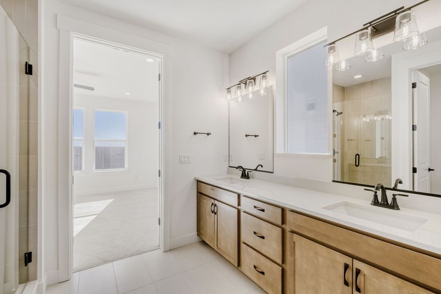 8555 Palo Alto - Primary Bathroom