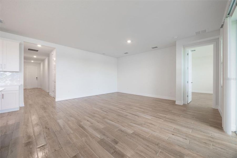 Spacious, unfurnished interior of a new home in Lakes of Mount Dora, Mount Dora (Image 24).