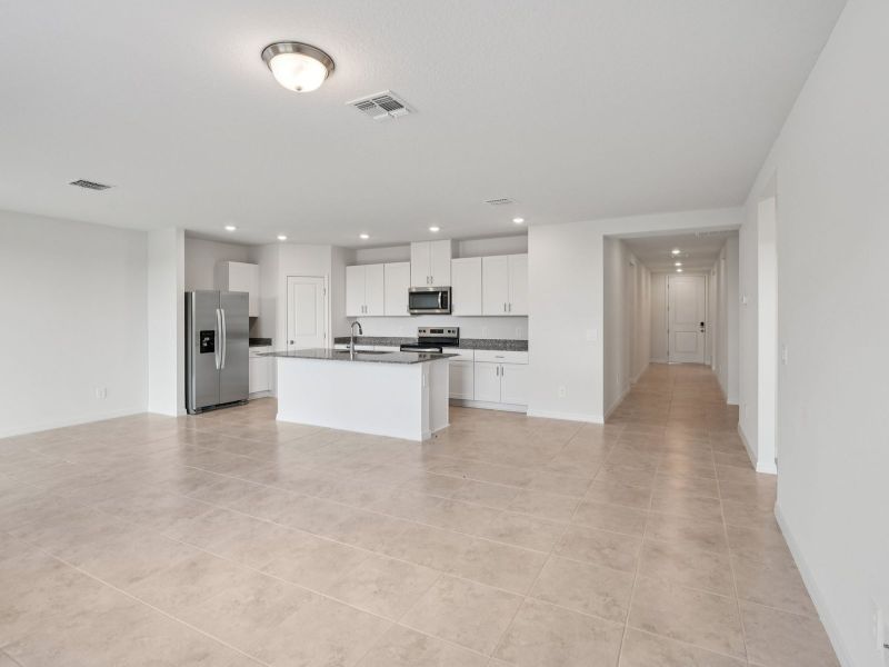 Spacious, unfurnished interior of a new home in Springs at Lake Alfred - Signature Series, Lake Alfred (Image 8).