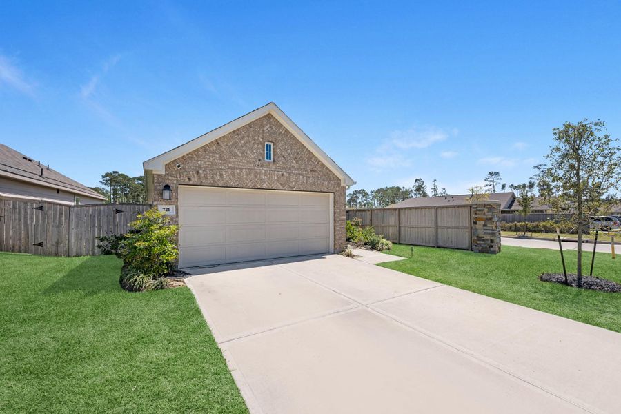 Front exterior of a new home in Moran Ranch, Willis, TX, highlighting curb appeal (Image 21).