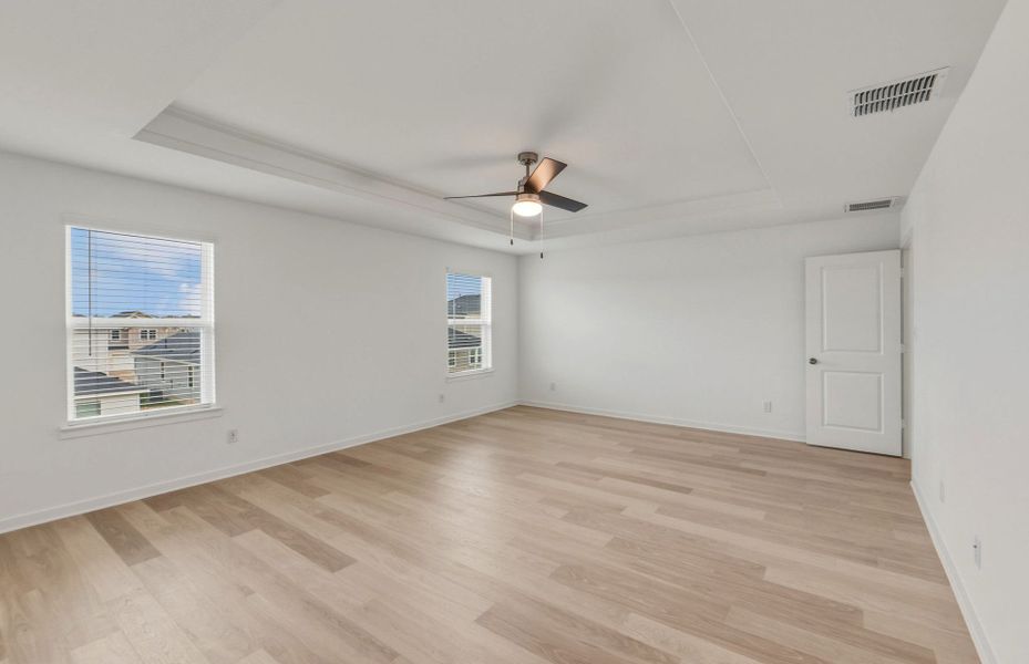 Spacious, unfurnished interior of a new home in Sunfield, Buda (Image 15).