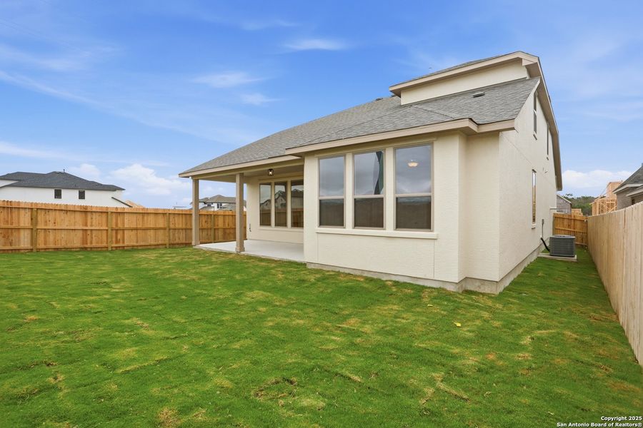 Exterior details and patio area of a home in Haby Hill 50s, San Antonio (Image 29).