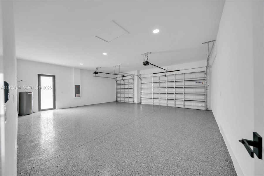 Spacious, unfurnished interior of a new home in , Cape Coral (Image 20).