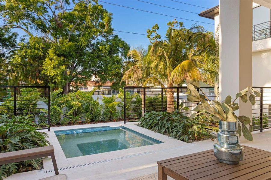 Exterior details and patio area of a home in , St. Petersburg (Image 30).