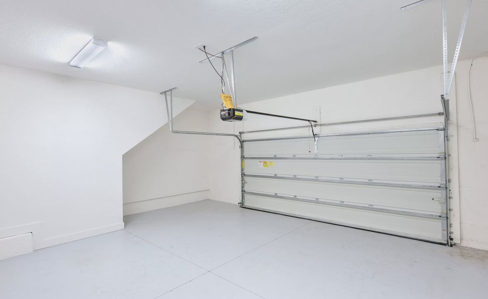 Spacious, unfurnished interior of a new home in Laureate Park, Orlando (Image 20).
