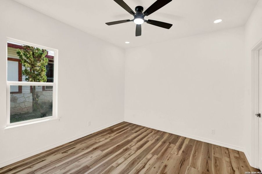 Spacious, unfurnished interior of a new home in , Hondo (Image 19).