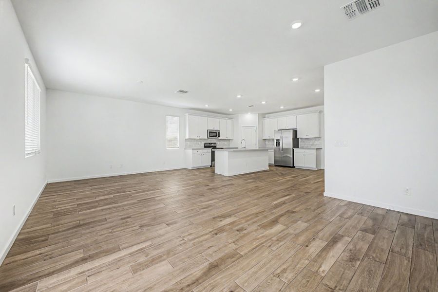 Spacious, unfurnished interior of a new home in Copper Falls, Buckeye (Image 10).