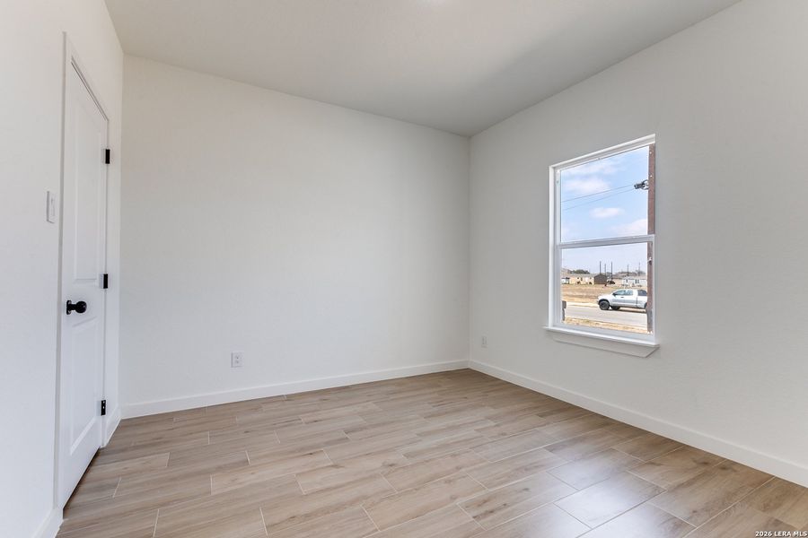 Spacious, unfurnished interior of a new home in , Atascosa (Image 19).