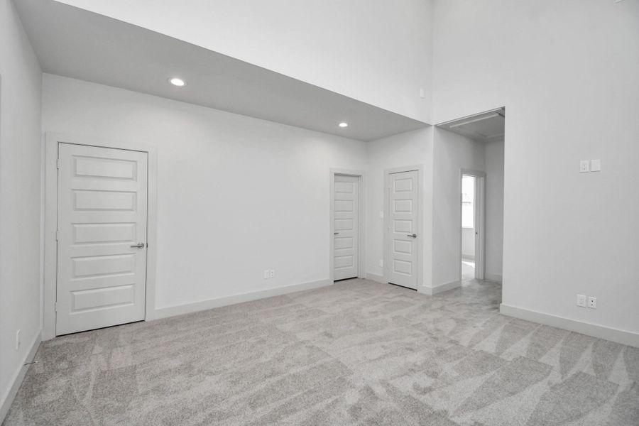 Spacious, unfurnished interior of a new home in Antigua, Houston (Image 20).