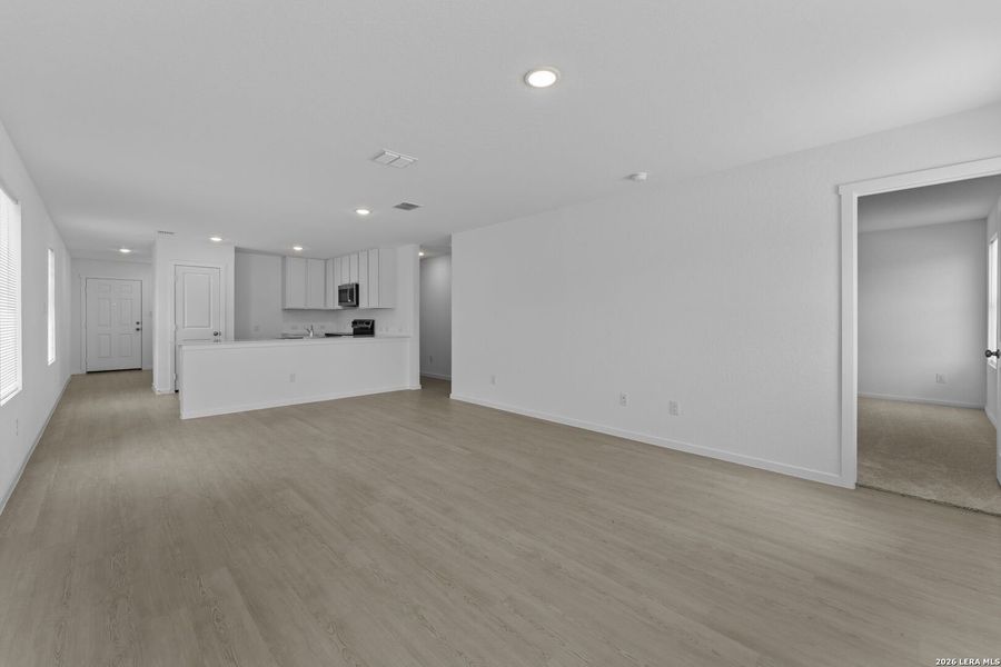 Spacious, unfurnished interior of a new home in Higdon Crossing, San Antonio (Image 15).
