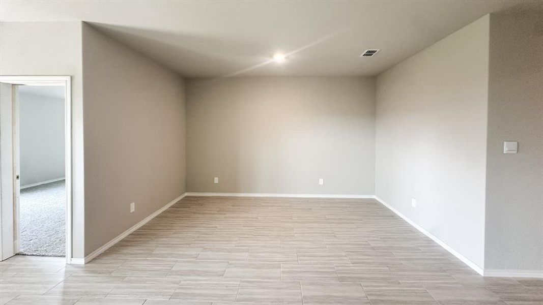 Spacious, unfurnished interior of a new home in Sunnycreek, Fort Worth (Image 7). Spacious, unfurnished interior of a new home in Sunnycreek, Fort Worth (Image 7).