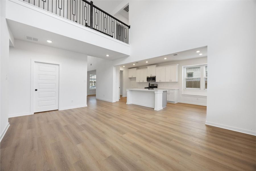 Spacious, unfurnished interior of a new home in Kendall Lakes, Alvin (Image 23).