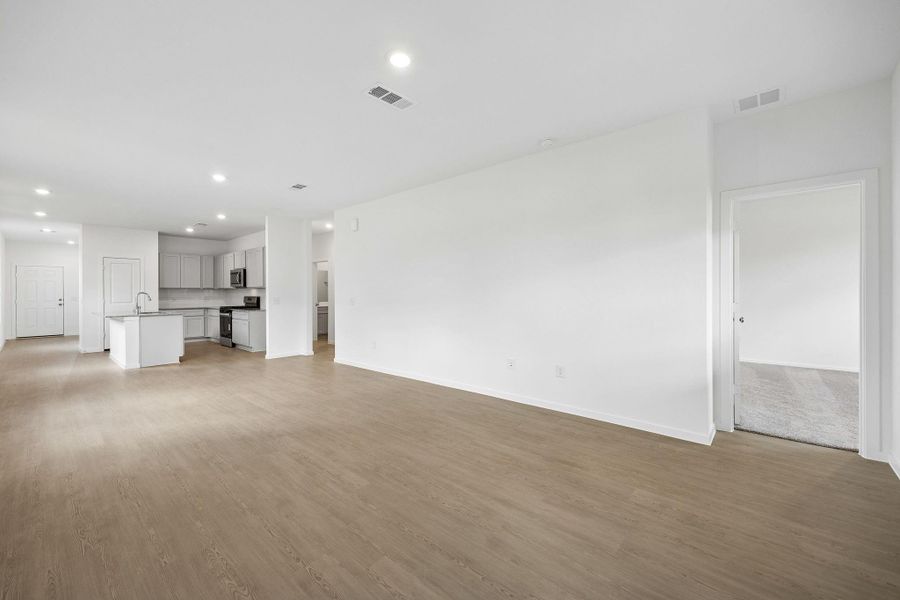 Spacious, unfurnished interior of a new home in Mavera, Conroe (Image 20).