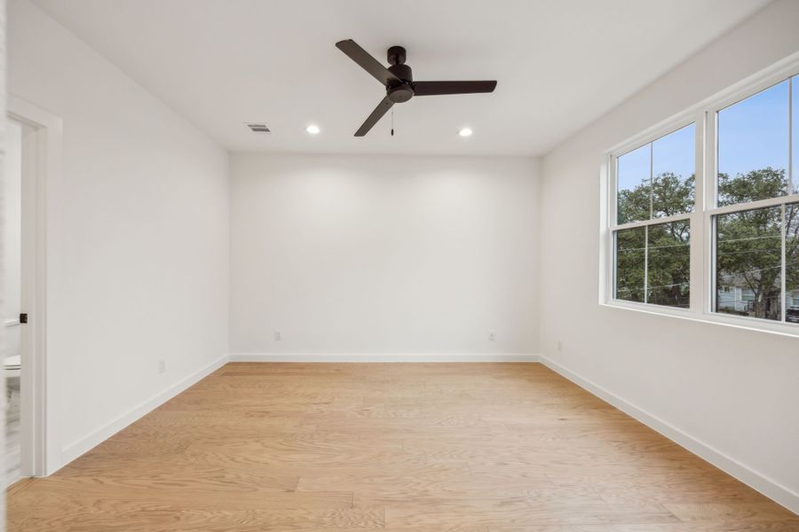 Spacious, unfurnished interior of a new home in , Dallas (Image 34).