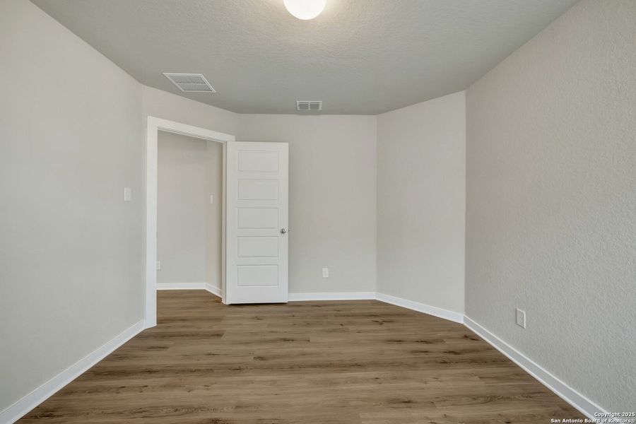 Spacious, unfurnished interior of a new home in Winding Brook, San Antonio (Image 30).