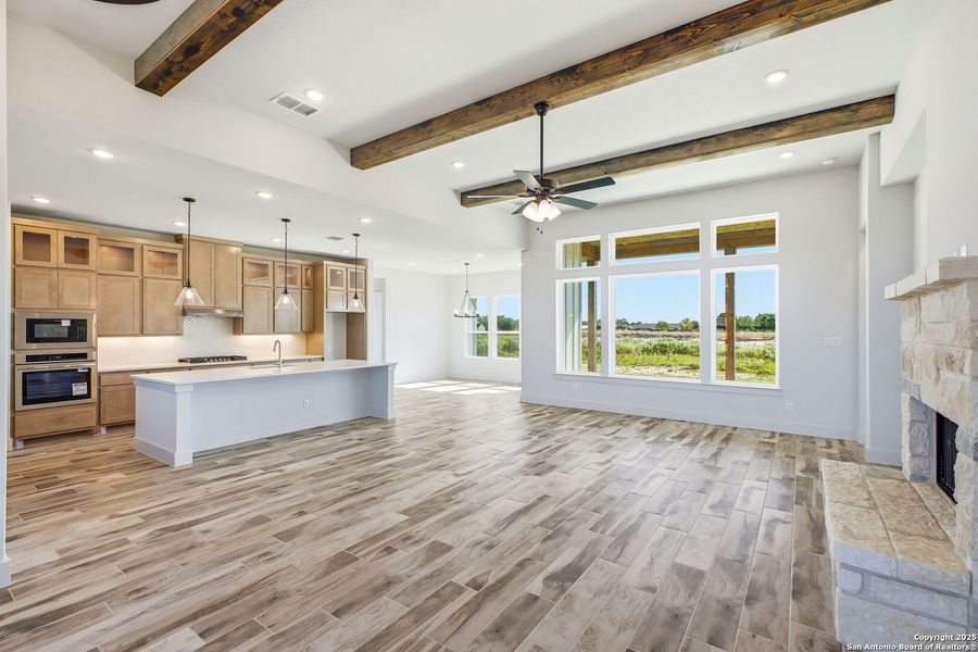 Spacious, unfurnished interior of a new home in Pradera Ridge, Floresville (Image 17).