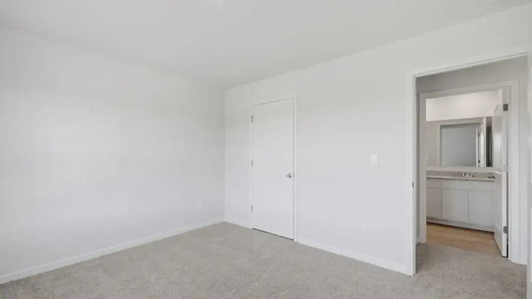 Representative unfurnished interior of a home built from the Green by D.R. Horton in Aurora Creek, Dallas (Image 27).