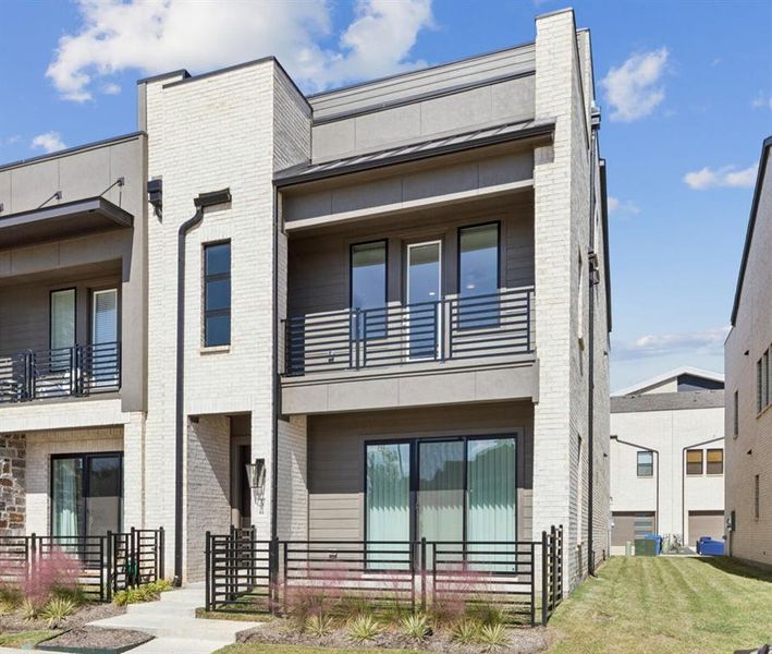 End unit, 3 story End unit, 3 story