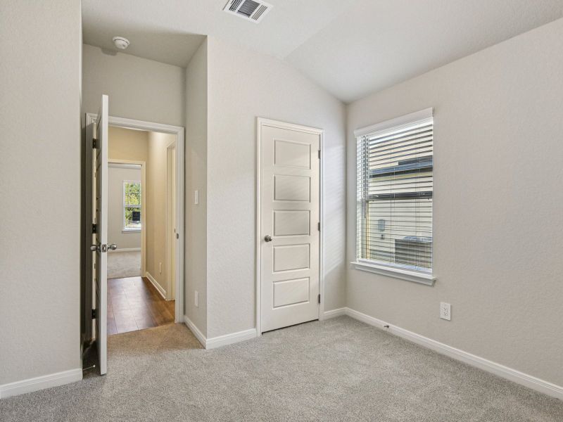 Spacious, unfurnished interior of a new home in Comanche Ridge, San Antonio (Image 31).