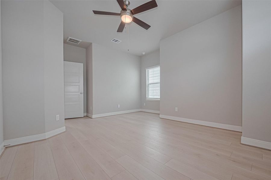 Spacious, unfurnished interior of a new home in Regents Court, Houston (Image 40).