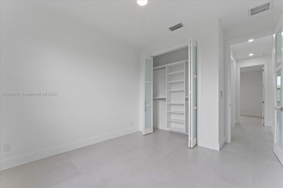 Spacious, unfurnished interior of a new home in , Lehigh Acres (Image 12).