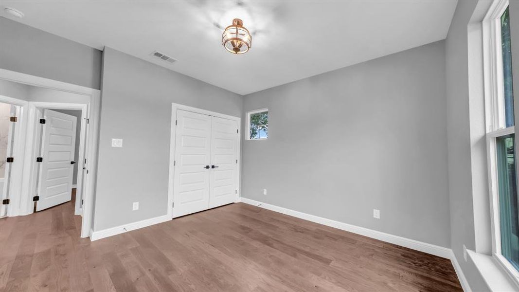 Spacious, unfurnished interior of a new home in Oak Water Ranch, Granbury (Image 27).