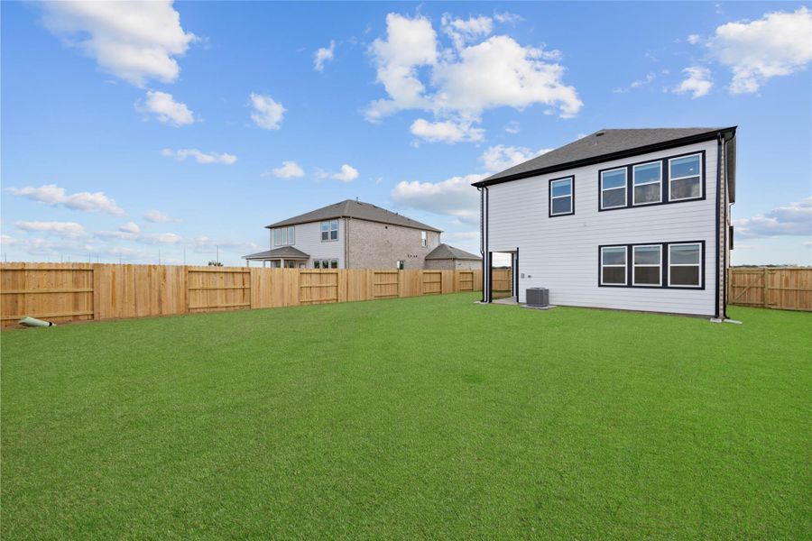 Exterior details and patio area of a home in Creekhaven, Iowa Colony (Image 25).