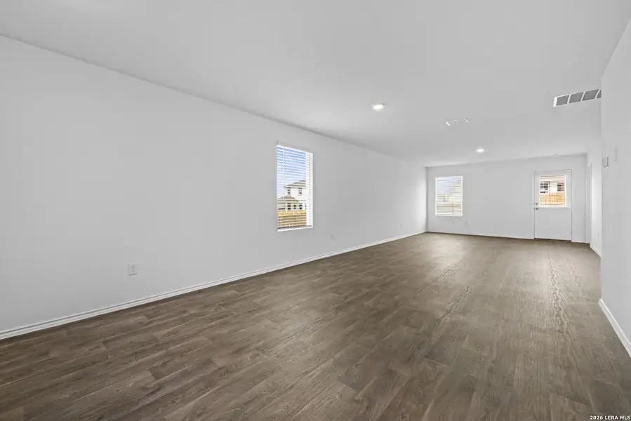 Spacious, unfurnished interior of a new home in Stonehill, San Antonio (Image 18).