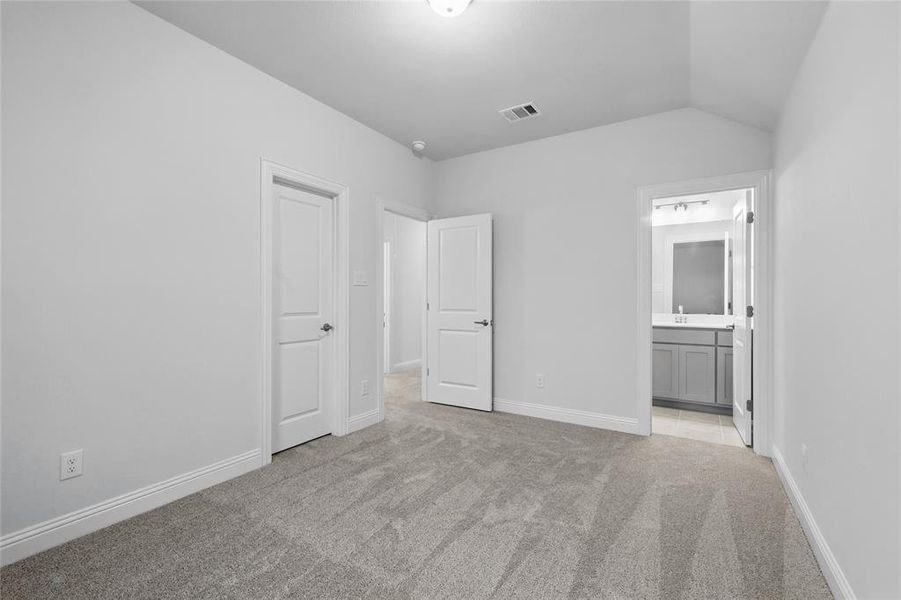 Spacious, unfurnished interior of a new home in Ridge Crossing, Waxahachie (Image 17).