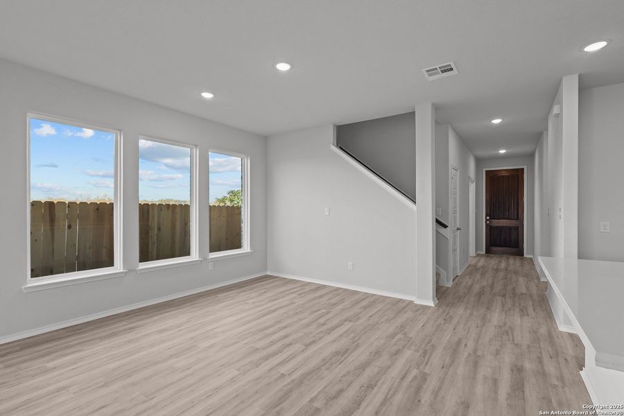 Spacious, unfurnished interior of a new home in Sunflower Ridge, New Braunfels (Image 19).