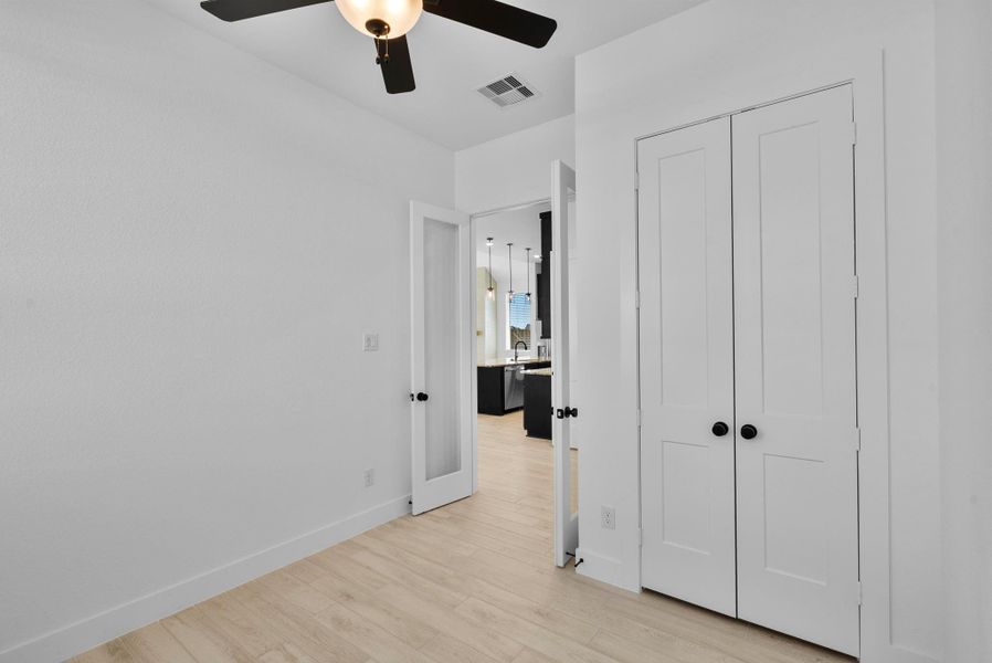 Spacious, unfurnished interior of a new home in Blue Heron, Mont Belvieu (Image 19).