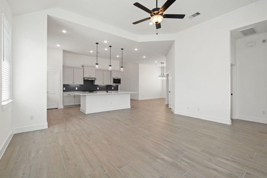 Spacious, unfurnished interior of a new home in Mulberry Farms, Santa Fe (Image 8).