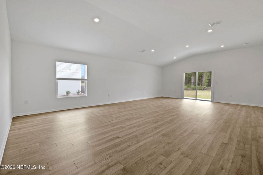 Spacious, unfurnished interior of a new home in Amberly, Green Cove Springs (Image 21).