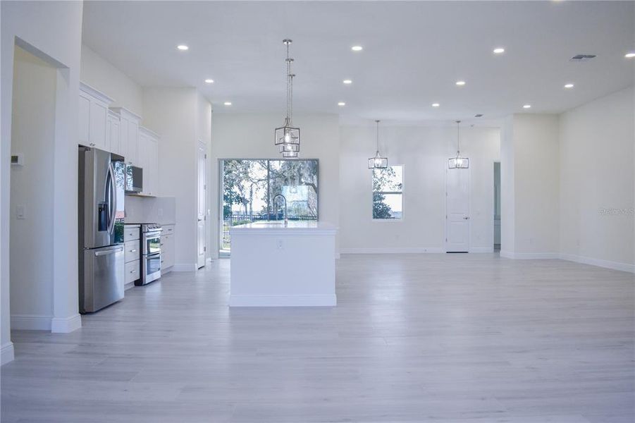 Spacious, unfurnished interior of a new home in , Lake Alfred (Image 23).