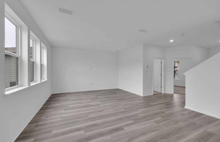 Spacious, unfurnished interior of a new home in Hyland Trail, Green Cove Springs (Image 16).